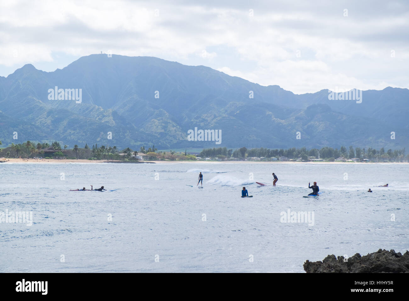 HALE'IWA, Oahu, HAWAII - Febbraio 23, 2017: giorno molto affollato con molti surfisti e scuole di surf in acqua la cattura di onde in Haleiwa Oahu Hawaii. Foto Stock
