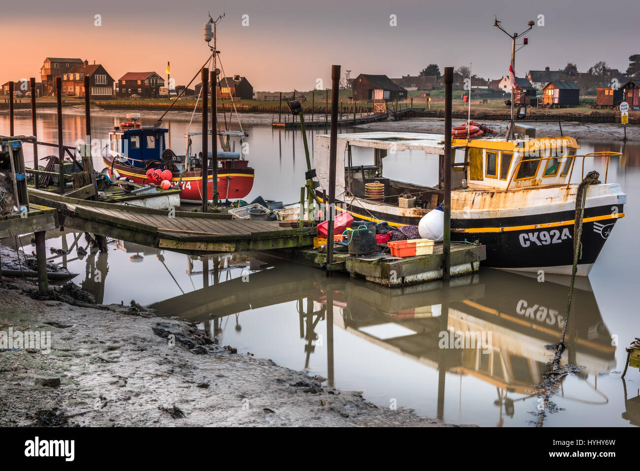 Barche da pesca ormeggiate al fianco dei galleggianti su Blackshore in Southwold, Suffolk, all'alba a metà marzo. Foto Stock