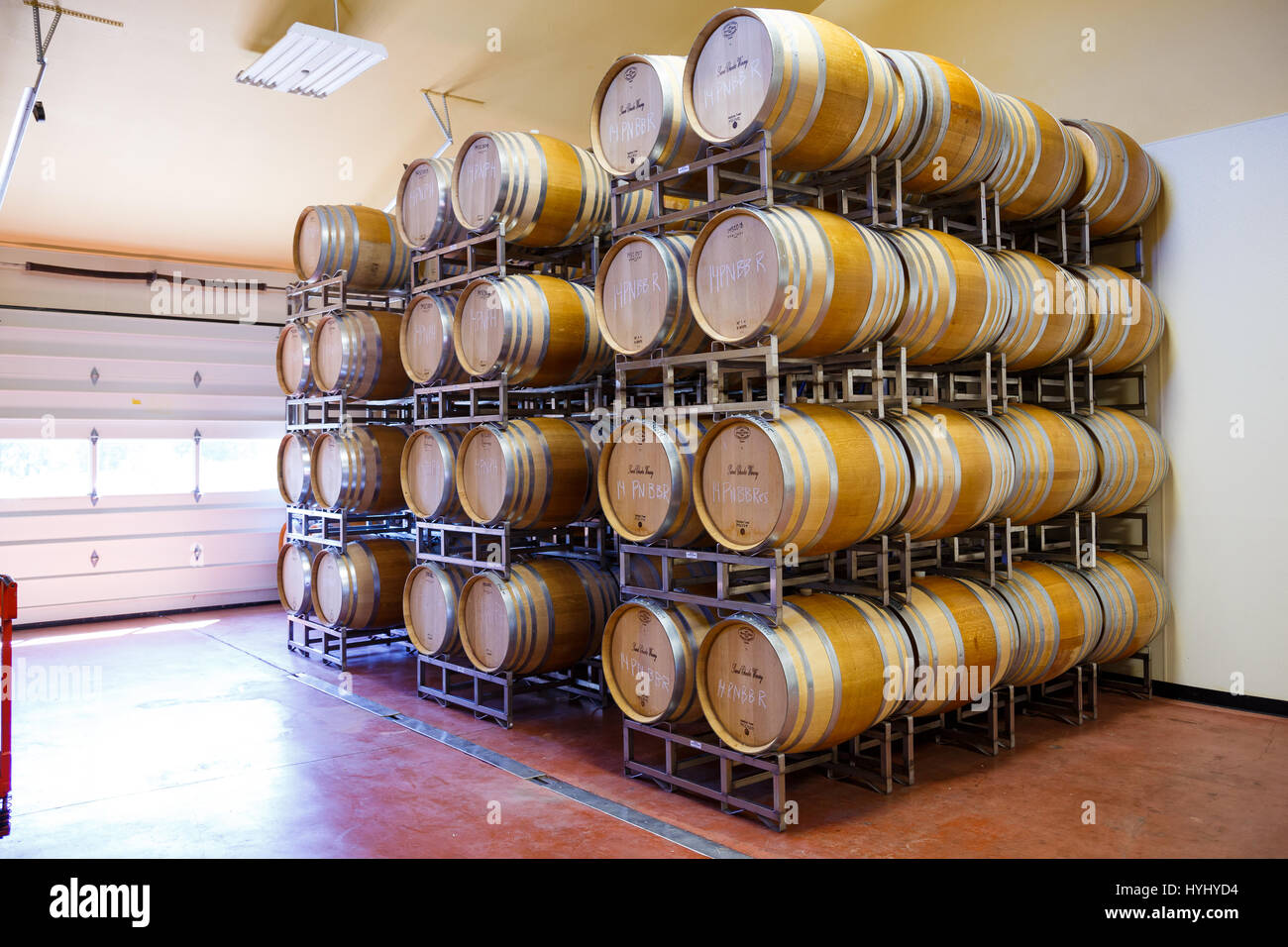 EUGENE, o - 2 Maggio 2015: Canna dettaglio camera di grandi botti da vino impilati insieme a dolci guance winery di Eugene, Oregon. Foto Stock