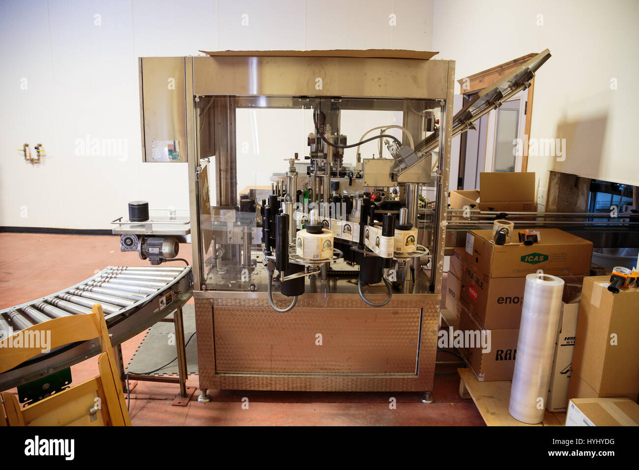 EUGENE, o - 2 Maggio 2015: Canna dettaglio camera di grandi botti da vino impilati insieme a dolci guance winery di Eugene, Oregon. Foto Stock