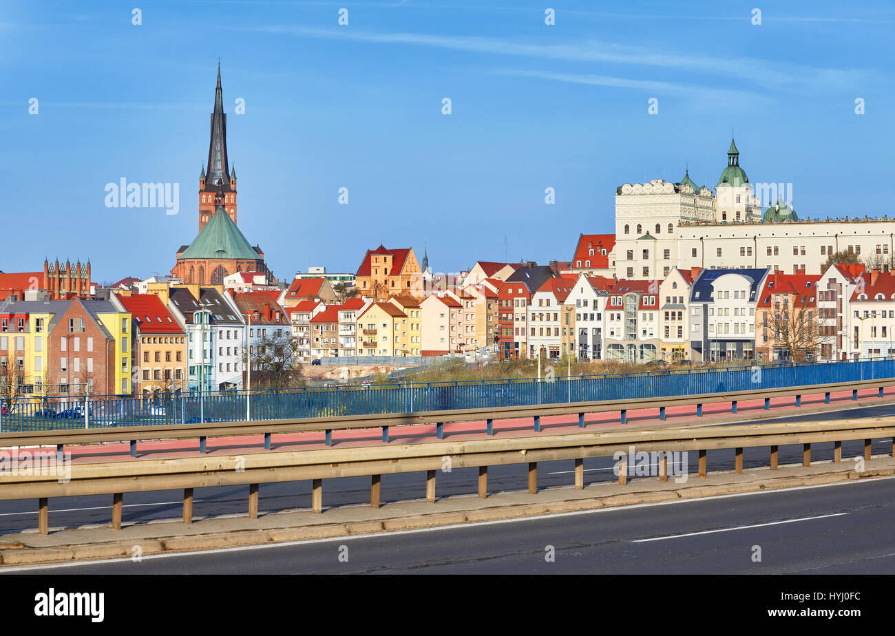 Via Castello, principale città di Szczecin ingresso autostrada con la città vecchia in distanza, Polonia. Foto Stock