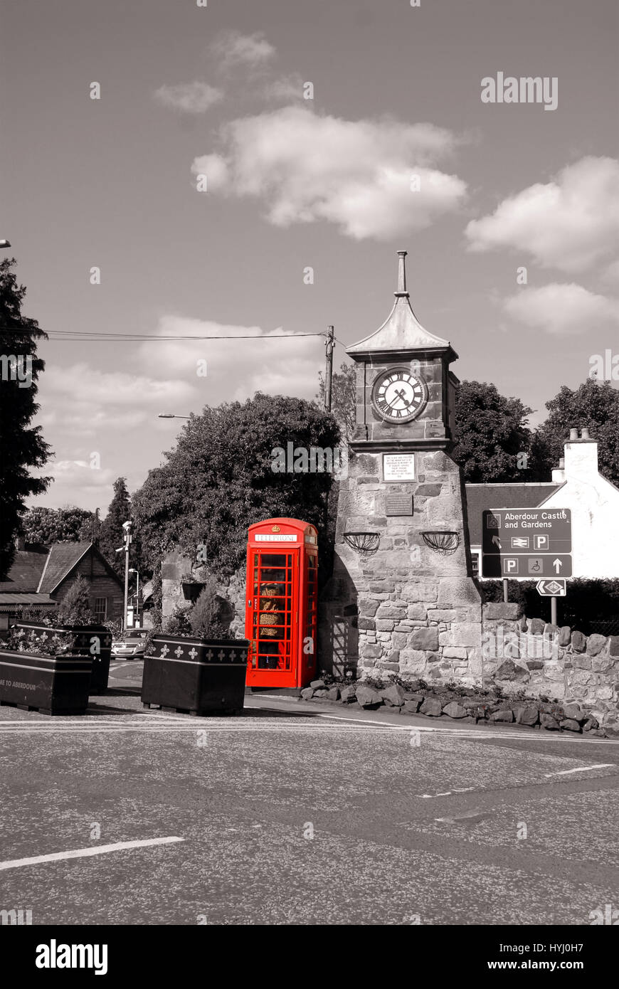 Aberdour Castle gate e cabina telefonica Foto Stock