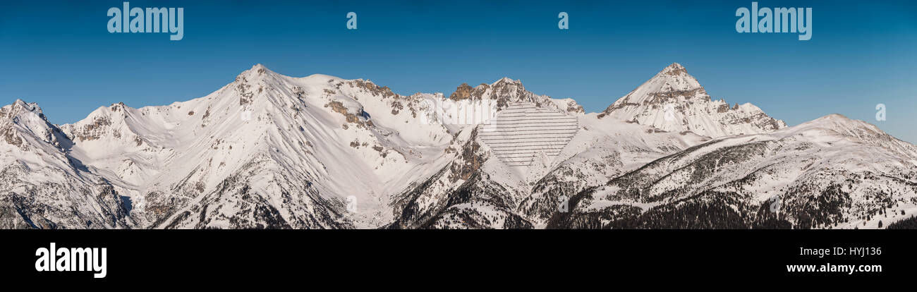 Alpi in inverno, vista dalla Wipptal su Hammerspitze e Serles con controllo a valanga, Alpi dello Stubai, Tirolo, Austria Foto Stock