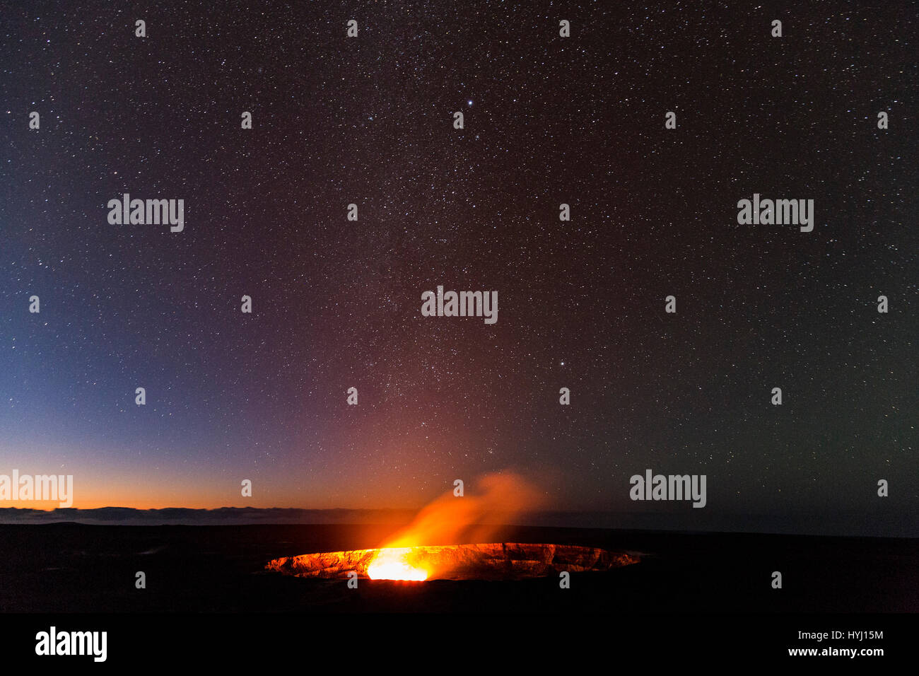 Via Lattea al di sopra di Halema&#39;uma&#39;u eruzione del cratere, il vulcano Kilauea, Hawai&#39;i vulcani del Parco Nazionale Foto Stock