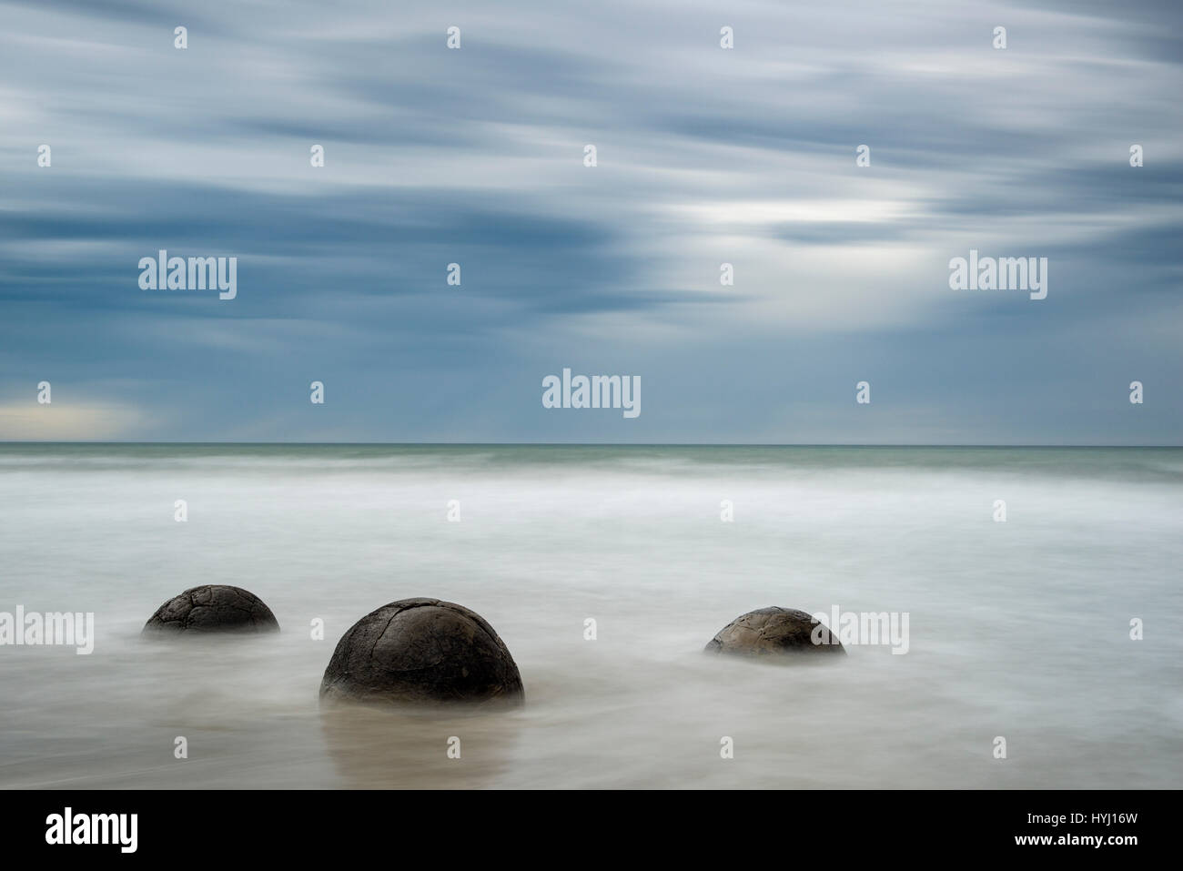 Moeraki Boulders sulla spiaggia, round massi Moeraki,, Otago Southland, Nuova Zelanda Foto Stock