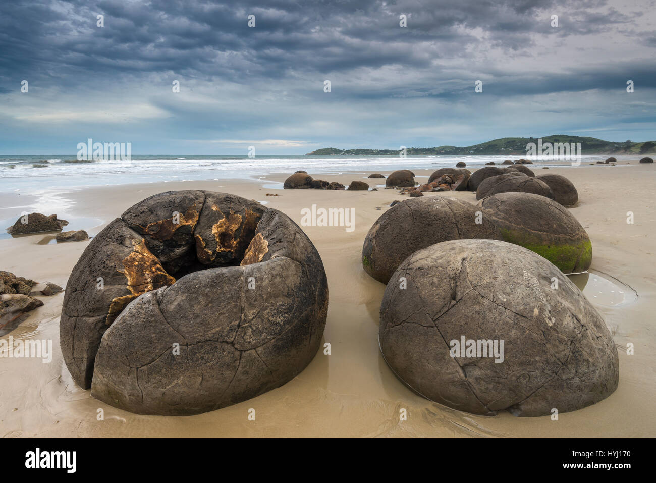Moeraki Boulders sulla spiaggia, round massi Moeraki,, Otago Southland, Nuova Zelanda Foto Stock