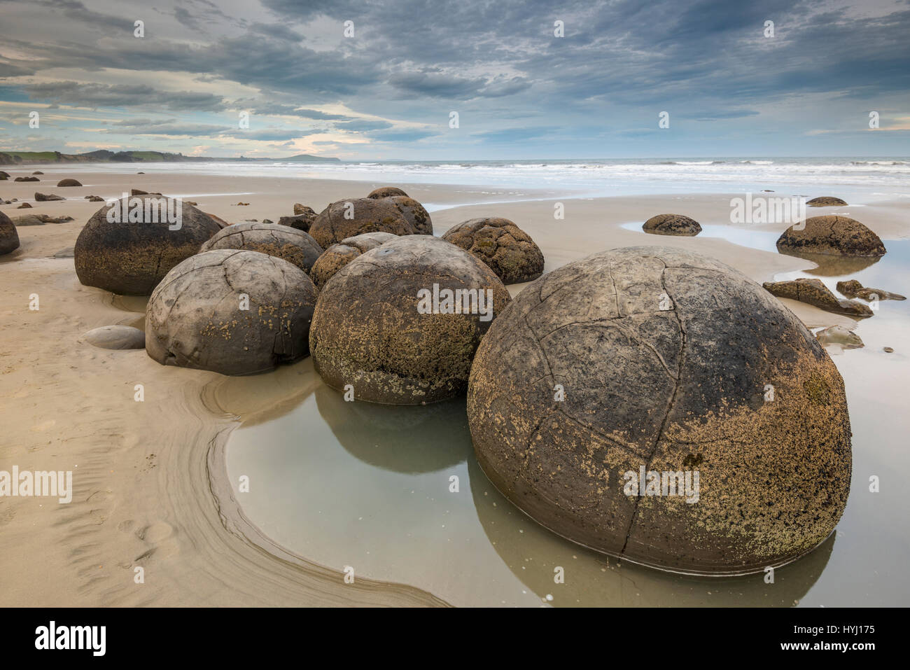 Moeraki Boulders sulla spiaggia, round massi Moeraki,, Otago Southland, Nuova Zelanda Foto Stock