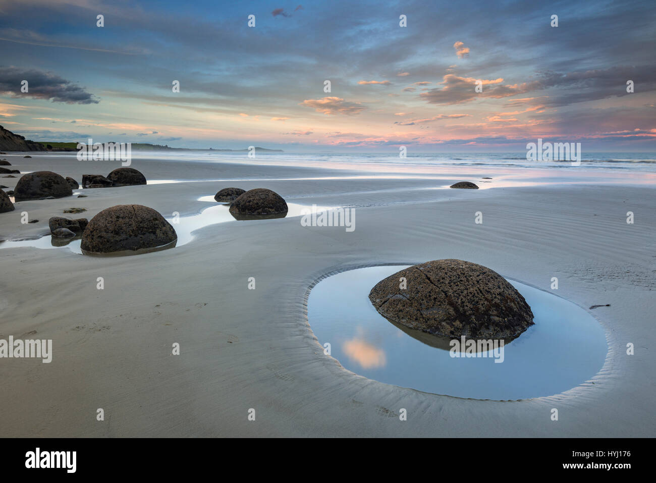 Moeraki Boulders sulla spiaggia, round massi Moeraki,, Otago Southland, Nuova Zelanda Foto Stock