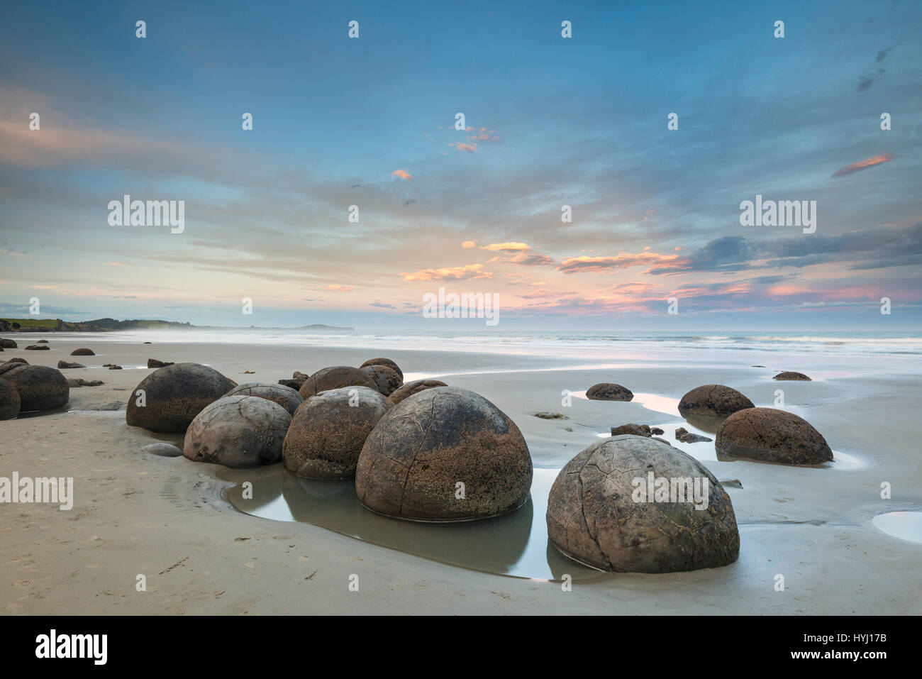 Moeraki Boulders sulla spiaggia, round massi Moeraki,, Otago Southland, Nuova Zelanda Foto Stock