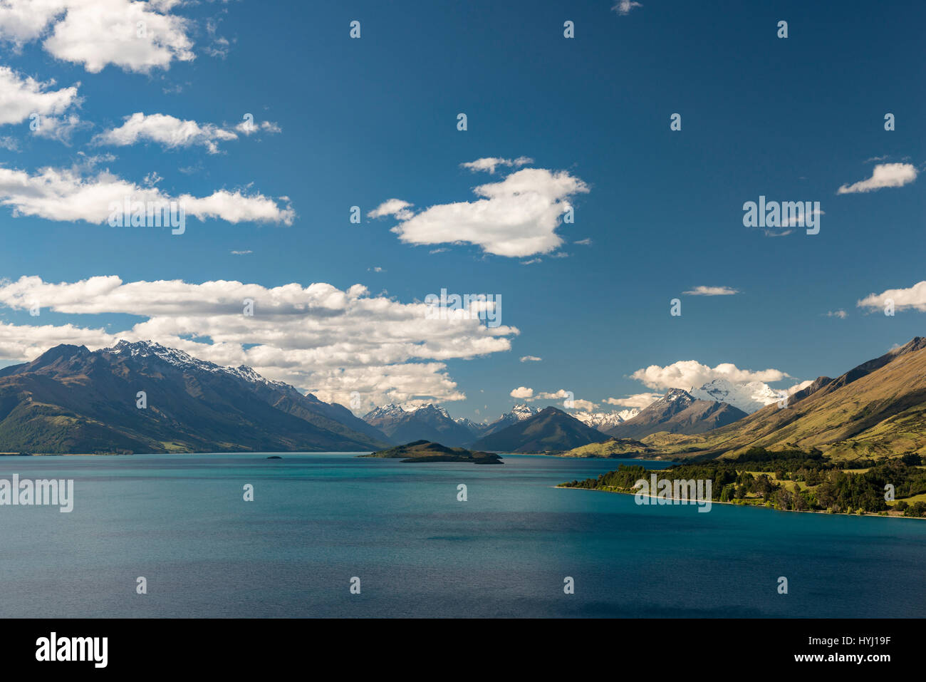 Sul lago Wakatipu e vista delle montagne del Monte aspiranti National Park, vicino a Queenstown, Bennetts Bluff Lookout, Otago, Southland Foto Stock