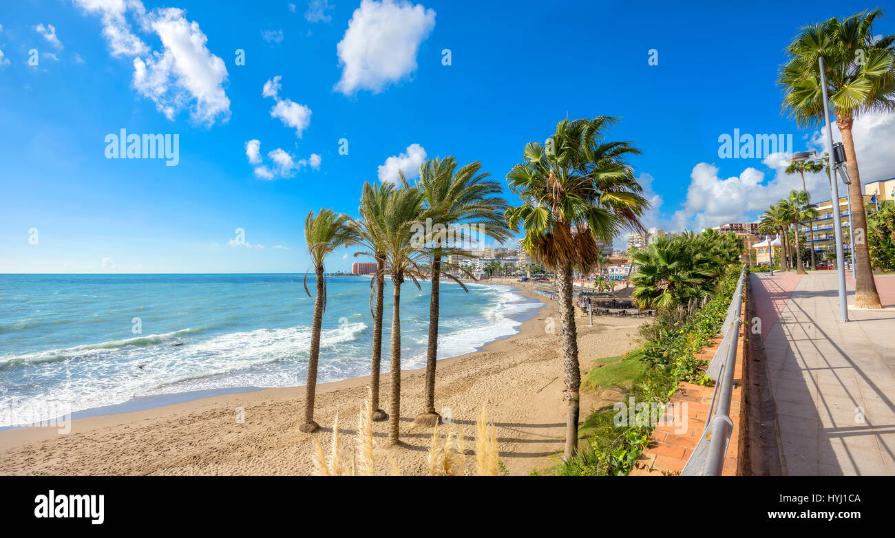 La spiaggia e la passeggiata sul lungomare di Benalmadena. Provincia di Malaga, Andalusia, Spagna Foto Stock