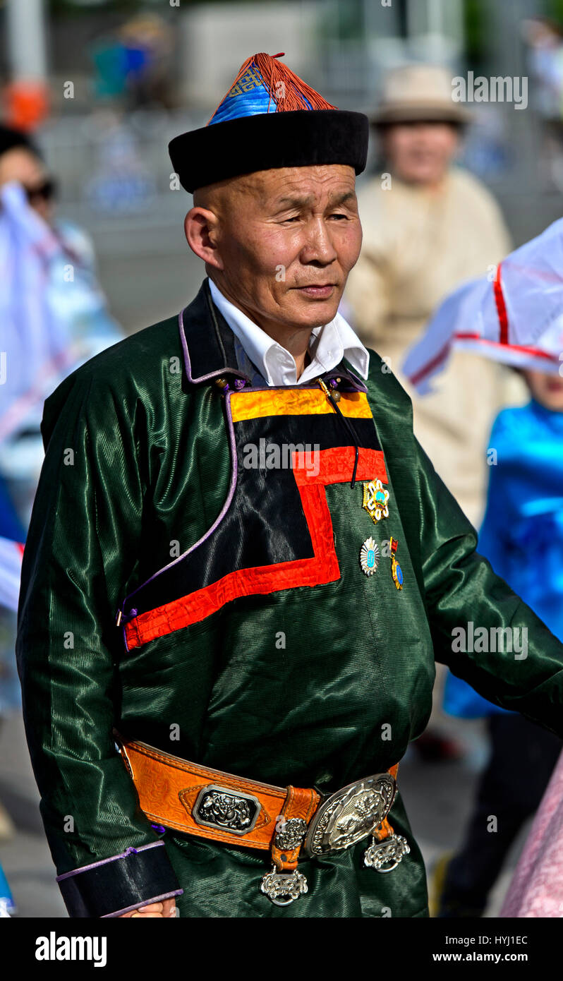 Uomo anziano in Deel tradizionale abbigliamento, processione al festival dei Mongoli costume nazionale, Ulaanbaatar, in Mongolia Foto Stock