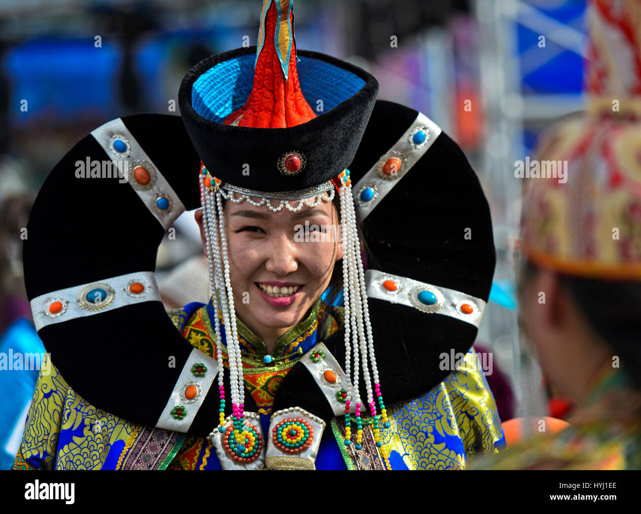 Giovane donna in Deel tradizionali vestiti con hat, festival del mongolo costume nazionale, Ulaanbaatar, in Mongolia Foto Stock