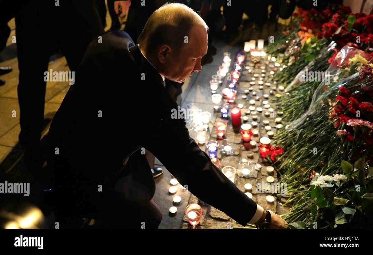 San Pietroburgo, Russia. 03 apr, 2017. Il presidente russo Vladimir Putin luoghi fiori in un memoriale di fortuna vicino all'Istituto Tekhnologichesky stazione della metropolitana Aprile 3, 2017 a San Pietroburgo, Russia. Una Bomba Blast tore attraverso un treno della metropolitana uccidendo 14 persone e ferendone 50 in un attacco terroristico. Credito: Planetpix/Alamy Live News Foto Stock