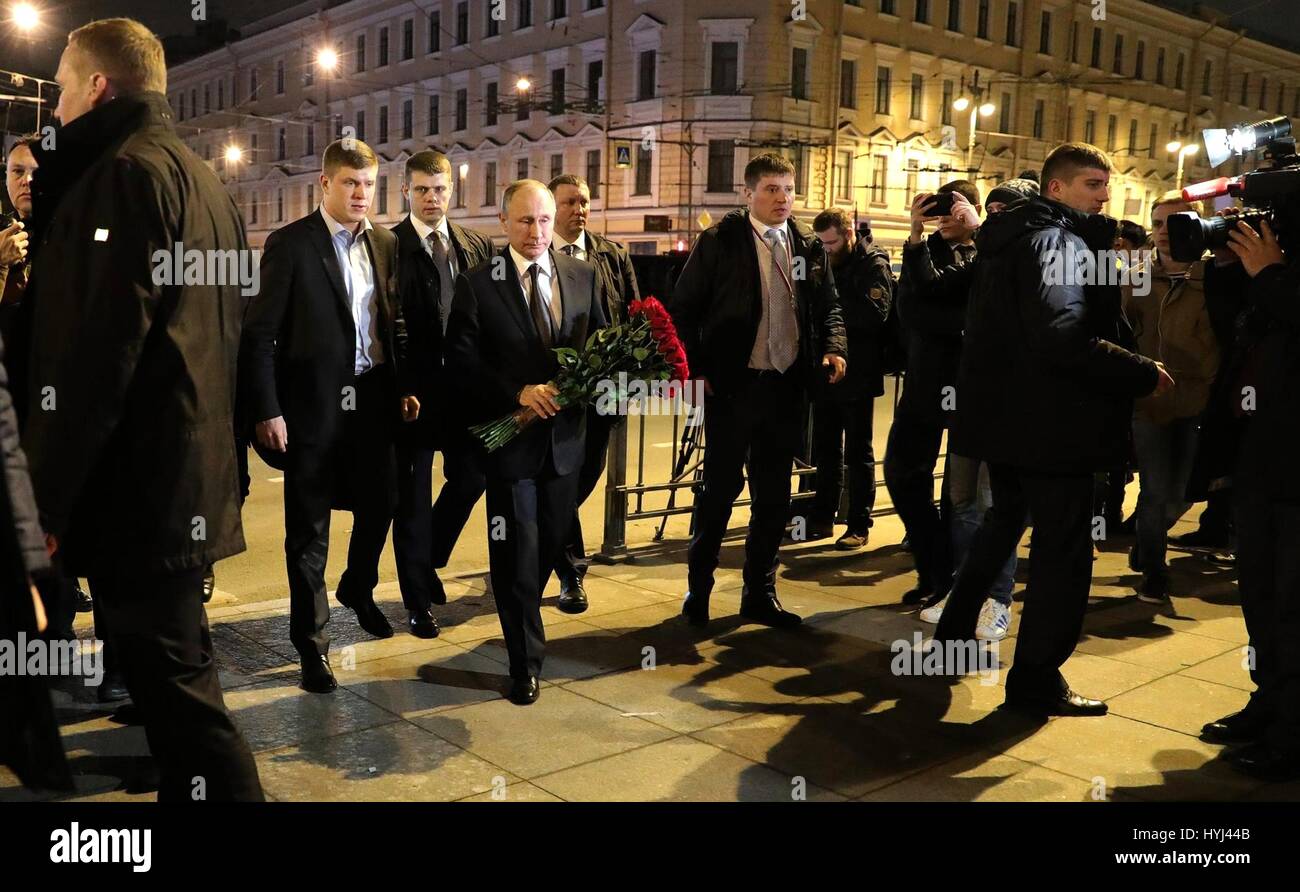 San Pietroburgo, Russia. 03 apr, 2017. Il presidente russo Vladimir Putin porta fiori per un ripiego memorial vicino all'Istituto Tekhnologichesky stazione della metropolitana Aprile 3, 2017 a San Pietroburgo, Russia. Una Bomba Blast tore attraverso un treno della metropolitana uccidendo 14 persone e ferendone 50 in un attacco terroristico. Credito: Planetpix/Alamy Live News Foto Stock