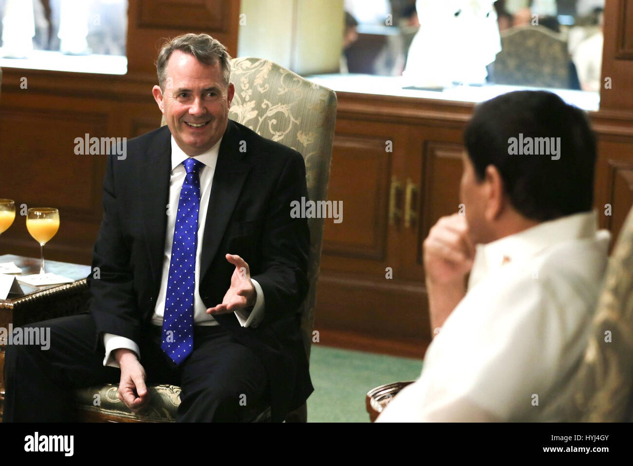 Manila, Filippine. 4 apr, 2017. Il presidente filippino Rodrigo Duterte soddisfa con il Segretario di Stato britannico per il commercio internazionale Liam Fox, sinistra, presso la Sala della Musica del palazzo di Malacanang Aprile 3, 2017 a Manila nelle Filippine. Credito: Planetpix/Alamy Live News Foto Stock