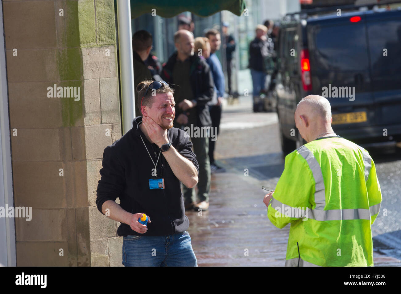 Cumbria, Regno Unito. 4 apr, 2017. Il villaggio di Windermere Cumbria Peter Rabbit posizione di ripresa -.Mancanza di pioggia di effetti speciali necessari team & crew - dalla Australian hanno per utilizzare Sun blocco. Credito: Gordon Shoosmith/Alamy Live News Foto Stock