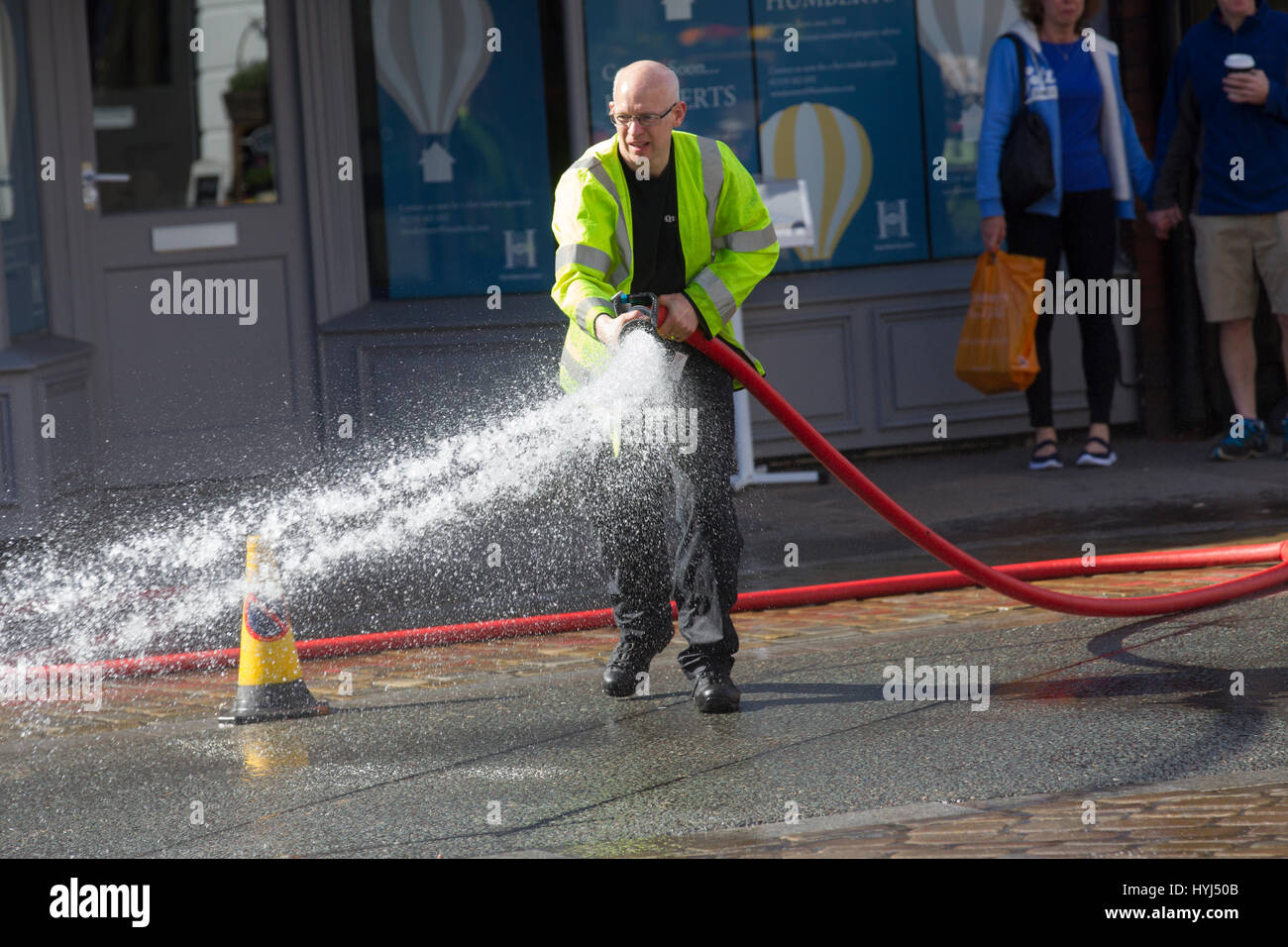 Cumbria, Regno Unito. 4 apr, 2017. Il villaggio di Windermere Cumbria Peter Rabbit posizione di ripresa -.Mancanza di pioggia di effetti speciali necessari team & crew - dalla Australian hanno per utilizzare Sun blocco. Credito: Gordon Shoosmith/Alamy Live News Foto Stock