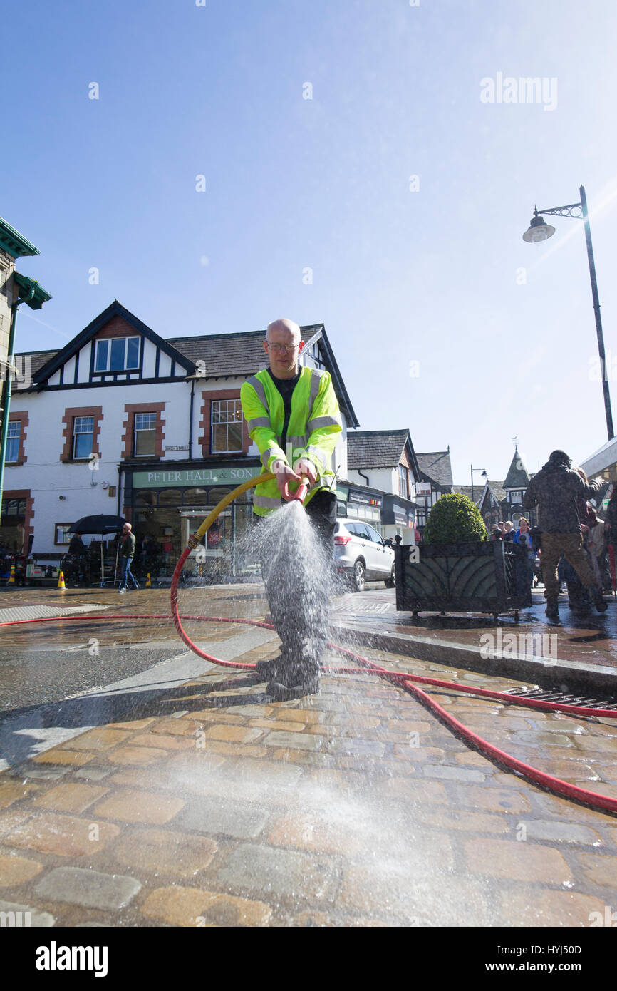 Cumbria, Regno Unito. 4 apr, 2017. Il villaggio di Windermere Cumbria Peter Rabbit posizione di ripresa -.Mancanza di pioggia di effetti speciali necessari team & crew - dalla Australian hanno per utilizzare Sun blocco. Credito: Gordon Shoosmith/Alamy Live News Foto Stock