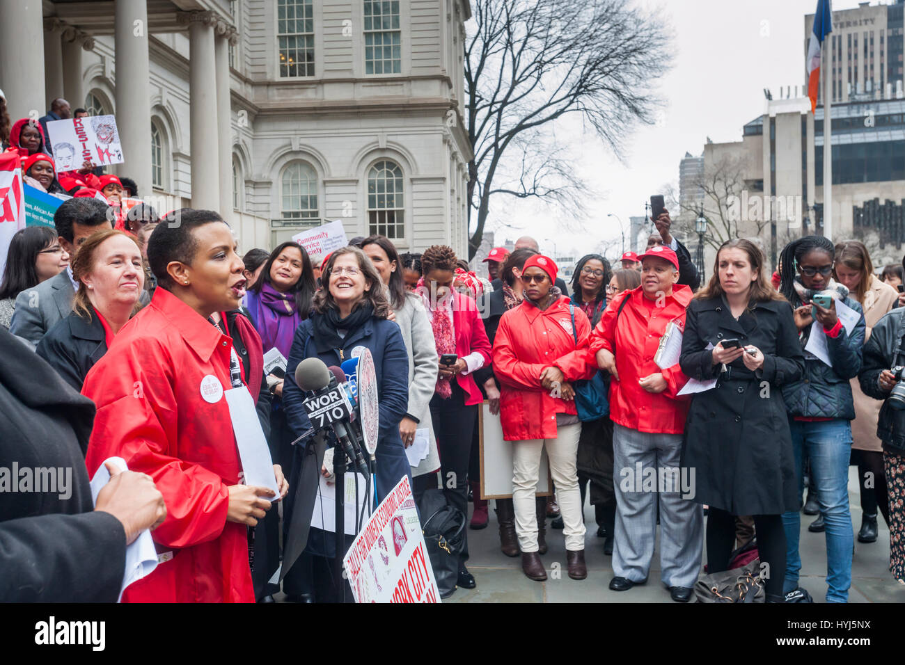 New York, Stati Uniti d'America. 04 apr, 2017. New York City Councilmember Laurie Cumbo, sinistra, parla sui gradini della City Hall di New York Martedì, 4 aprile 2017 al rally contro disparità di retribuzione sulla undicesima giornata per la parità di retribuzione annuale. A livello nazionale il differenziale retributivo di genere è in media del 20%. Legislazione impostata per essere votata domani dal NY Città Consiglio dovrebbe vietare i datori di lavoro dal chiedere per la storia dei salari dei potenziali dipendenti, una pratica che perpetua la disuguaglianza salariale. ( © Richard B. Levine) Credito: Francesca Roberts/Alamy Live News Foto Stock