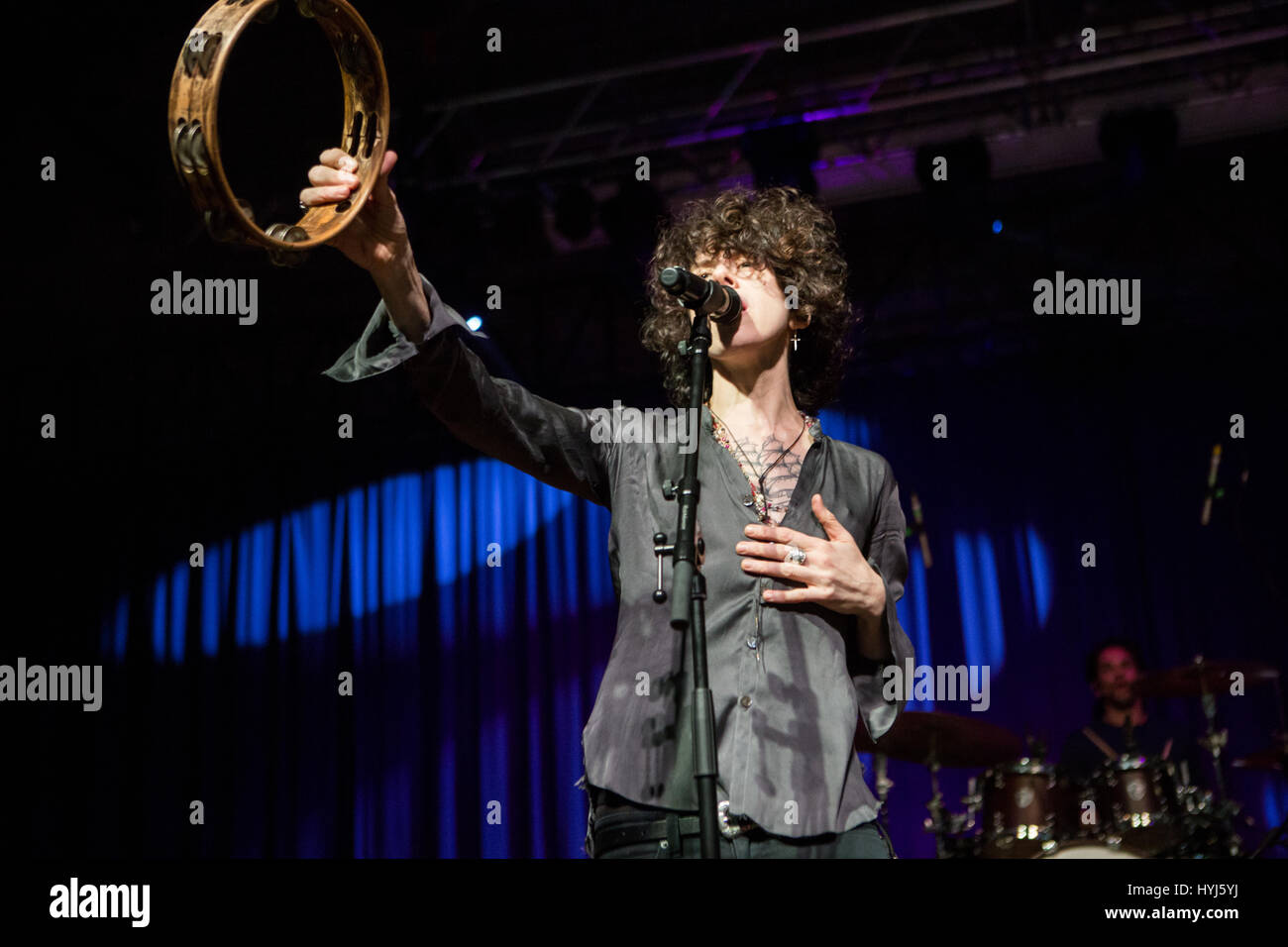 Milano Italia. 03Th Aprile 2017. Il cantante-cantautore Laura Pergolizzi meglio noto sul palco come LP esegue live all'Alcatraz durante il 'tour europeo 2017' Credit: Rodolfo Sassano/Alamy Live News Foto Stock