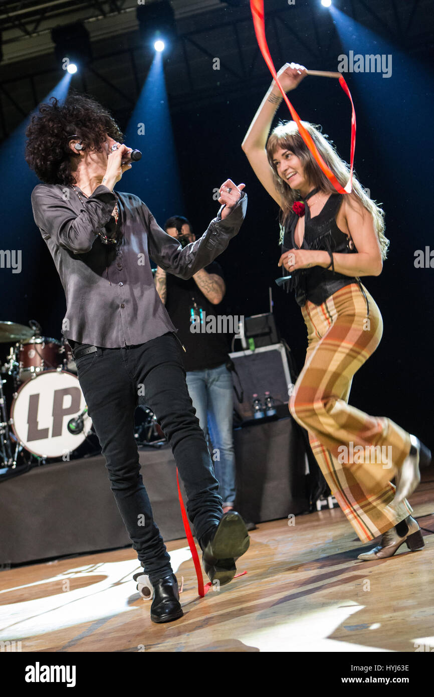 Milano Italia. 03Th Aprile 2017. Il cantante-cantautore Laura Pergolizzi meglio noto sul palco come LP esegue live all'Alcatraz durante il 'tour europeo 2017' Credit: Rodolfo Sassano/Alamy Live News Foto Stock