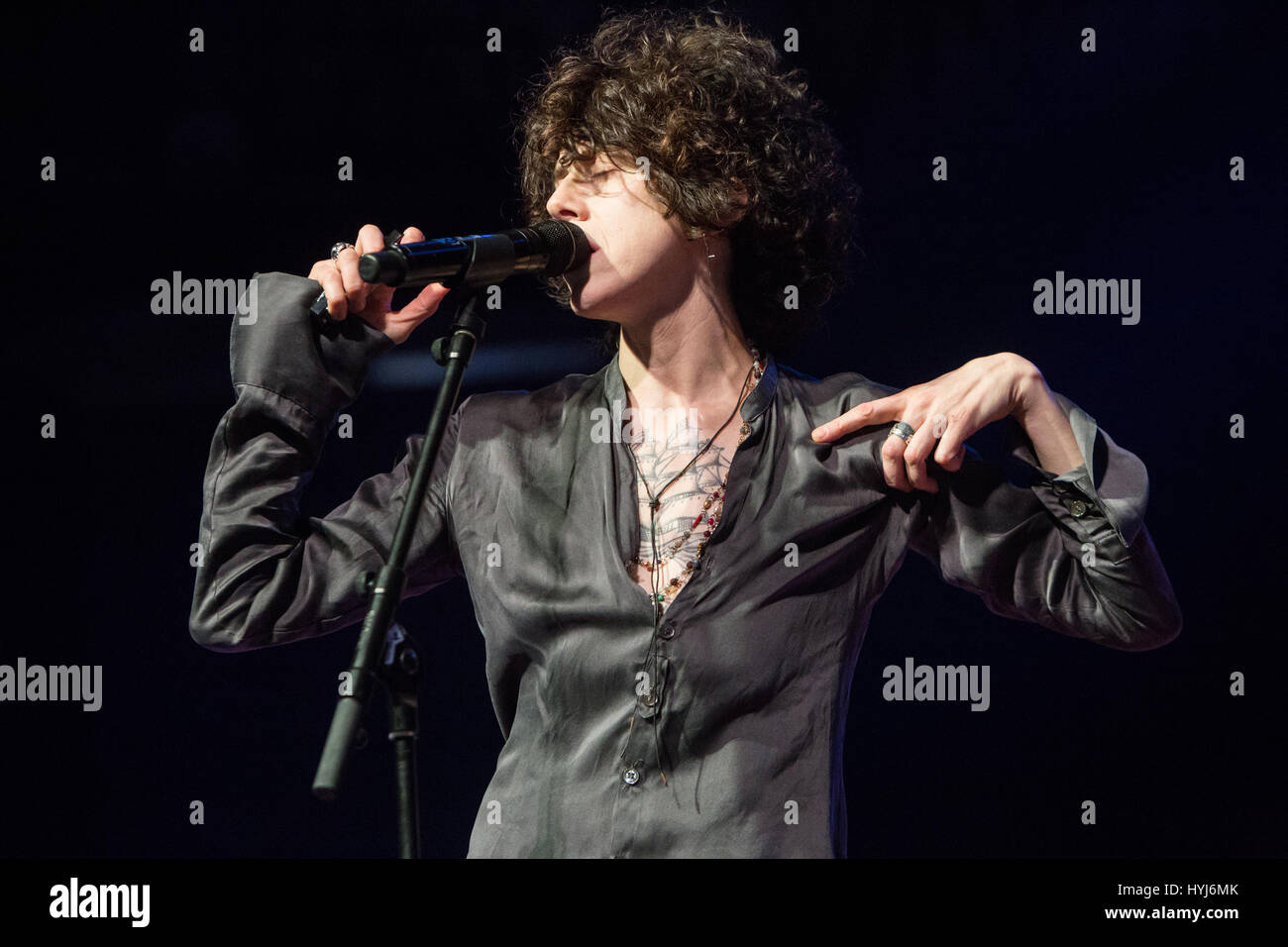 Milano Italia. 03Th Aprile 2017. Il cantante-cantautore Laura Pergolizzi meglio noto sul palco come LP esegue live all'Alcatraz durante il 'tour europeo 2017' Credit: Rodolfo Sassano/Alamy Live News Foto Stock