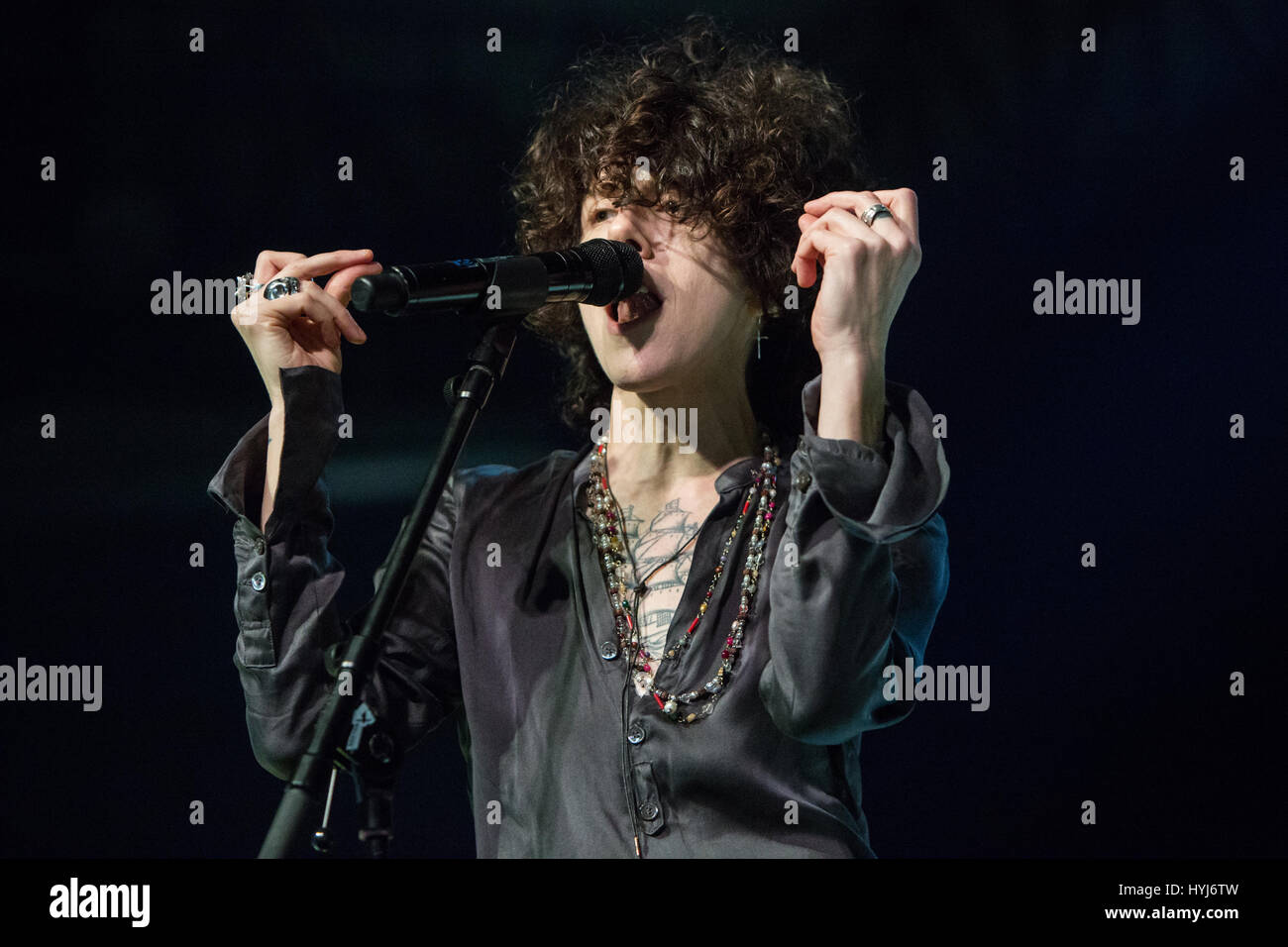 Milano Italia. 03Th Aprile 2017. Il cantante-cantautore Laura Pergolizzi meglio noto sul palco come LP esegue live all'Alcatraz durante il 'tour europeo 2017' Credit: Rodolfo Sassano/Alamy Live News Foto Stock