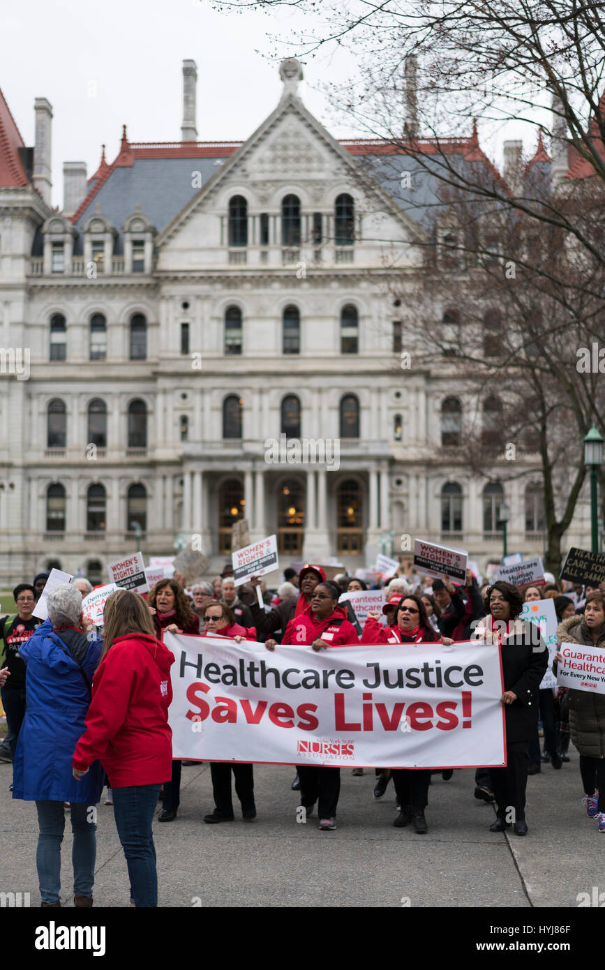 New York, Stati Uniti d'America. 4 apr, 2017. Gli attivisti e i professionisti del settore sanitario marzo al New York State Capitol Building per mostrare il supporto per un singolo contribuente salute piano. Credito: Sinisa Kukic/Alamy Live News Foto Stock