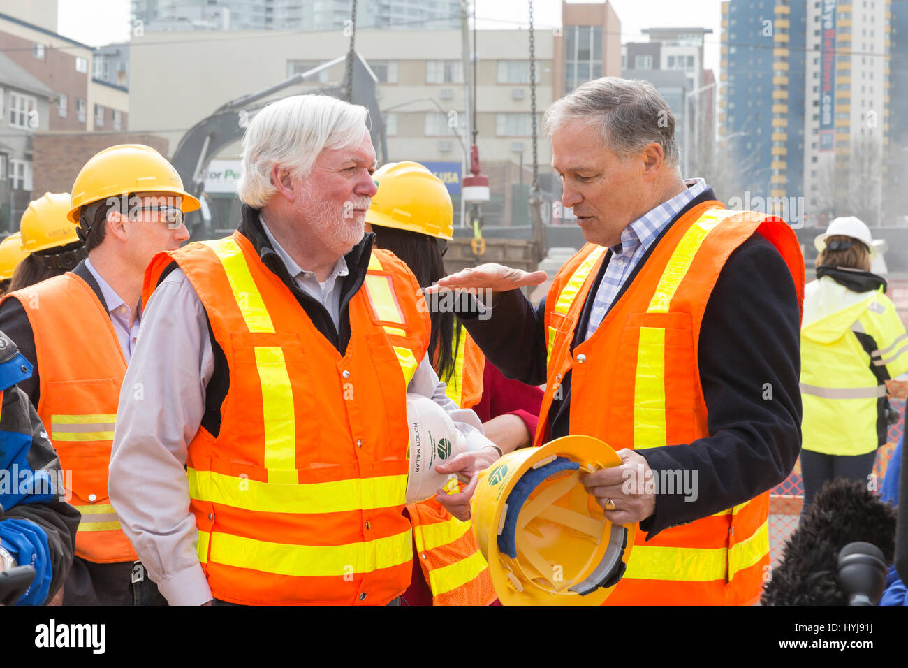 Seattle, Washington, Stati Uniti d'America. 4 apr, 2017. Governatore di Washington Jay Inslee, destra, parla con il Segretario dei trasporti Roger Millar al disassemblaggio pit. Il modo in Alaska viadotto Programma di sostituzione del tunnel della-macchina alesatrice, soprannominato Bertha, rotto attraverso nel sud del Lago Union il 4 aprile 2017. Originariamente lanciato nel 2013, il tunnel-alesatrice è stata interrotta dopo il surriscaldamento dovuto a danni al rotore di taglio di auto gli ingranaggi, i cuscinetti e le guarnizioni con il risultato di due anni di ritardo. Lo scavo è ripreso nel 2016 dopo che la macchina è stata riparata. Credito: Paolo Gordon/Alamy Live News Foto Stock