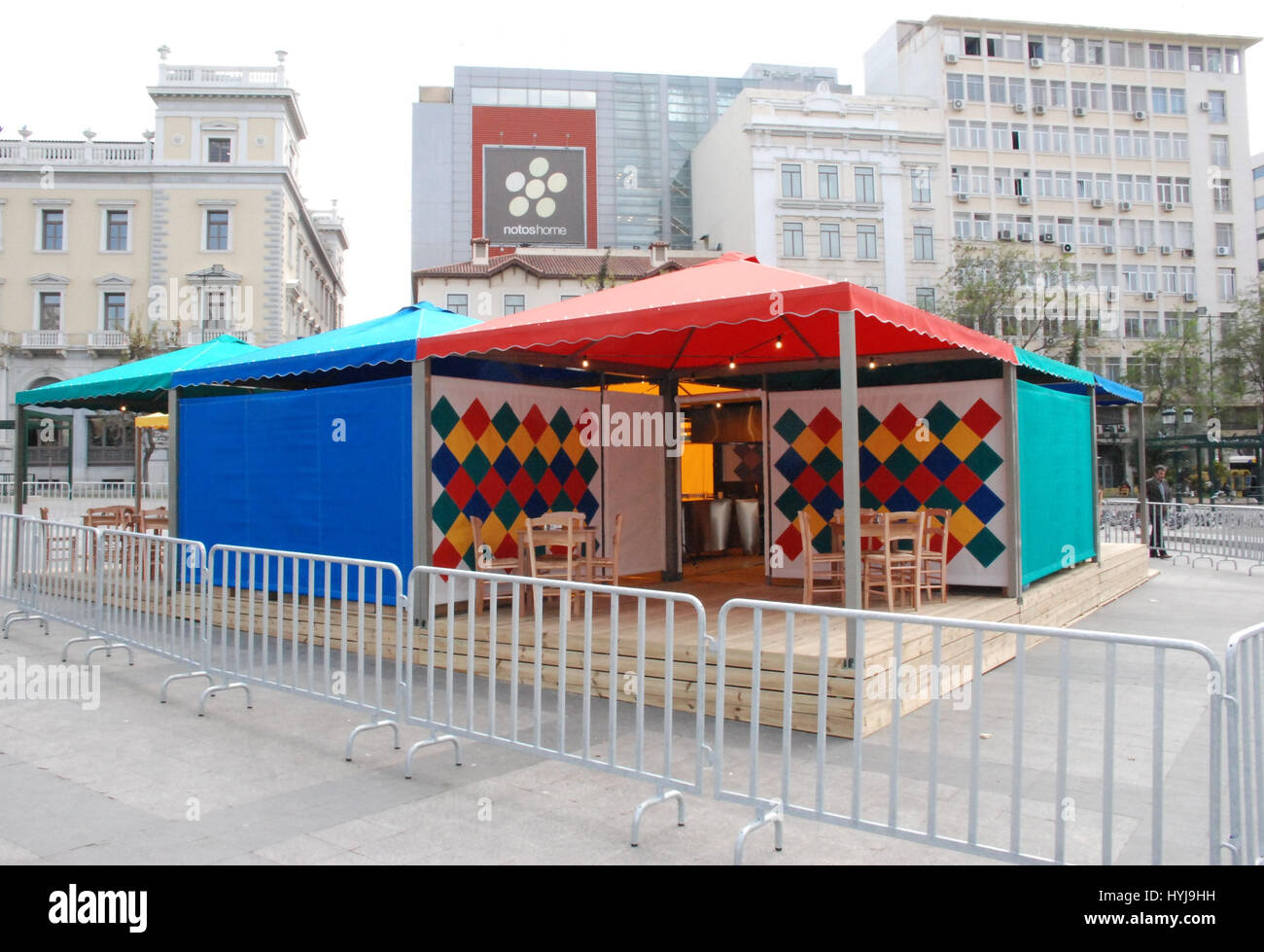 Atene, Grecia. 03 apr, 2017. L'artista Rasheed Araeen, piantato tende ispirate alla tradizione matrimonio pakistano tende in Piazza Kotzias, dove egli invita le persone a mangiare insieme come parte del 'documenta 14' mostra d'arte a Atene, Grecia, 03 aprile 2017. L'esposizione internazionale d'arte 'documenta 14' il quale prima si terrà ad Atene, in Grecia a partire dal 8 aprile fino al 16 luglio, e poi a Kassel in Germania dal 10 giugno fino al 17 settembre 2017. Foto: Alexia Angelopoulou/dpa/Alamy Live News Foto Stock