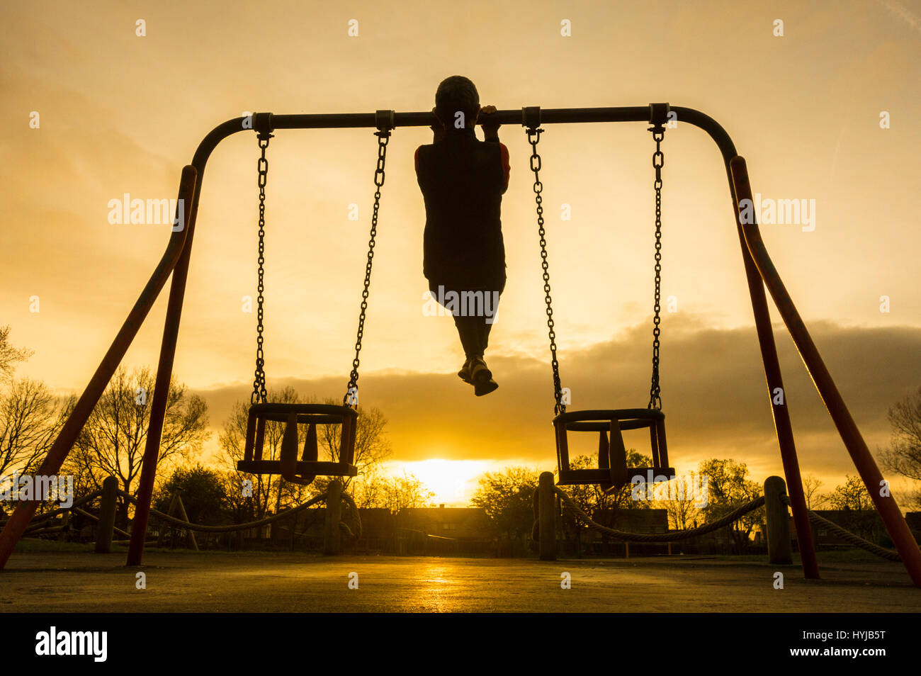 Billingham, Regno Unito. 5 apr, 2017. Meteo: un pareggiatore riscaldarsi in Whitefield park in Billlingham presso sunrise come pressione alta domina il Regno Unito meteo. Temperature in bassa 20's, (Celsius) sono previsioni per gran parte del Regno Unito nel corso del fine settimana. Credito: ALAN DAWSON/Alamy Live News Foto Stock