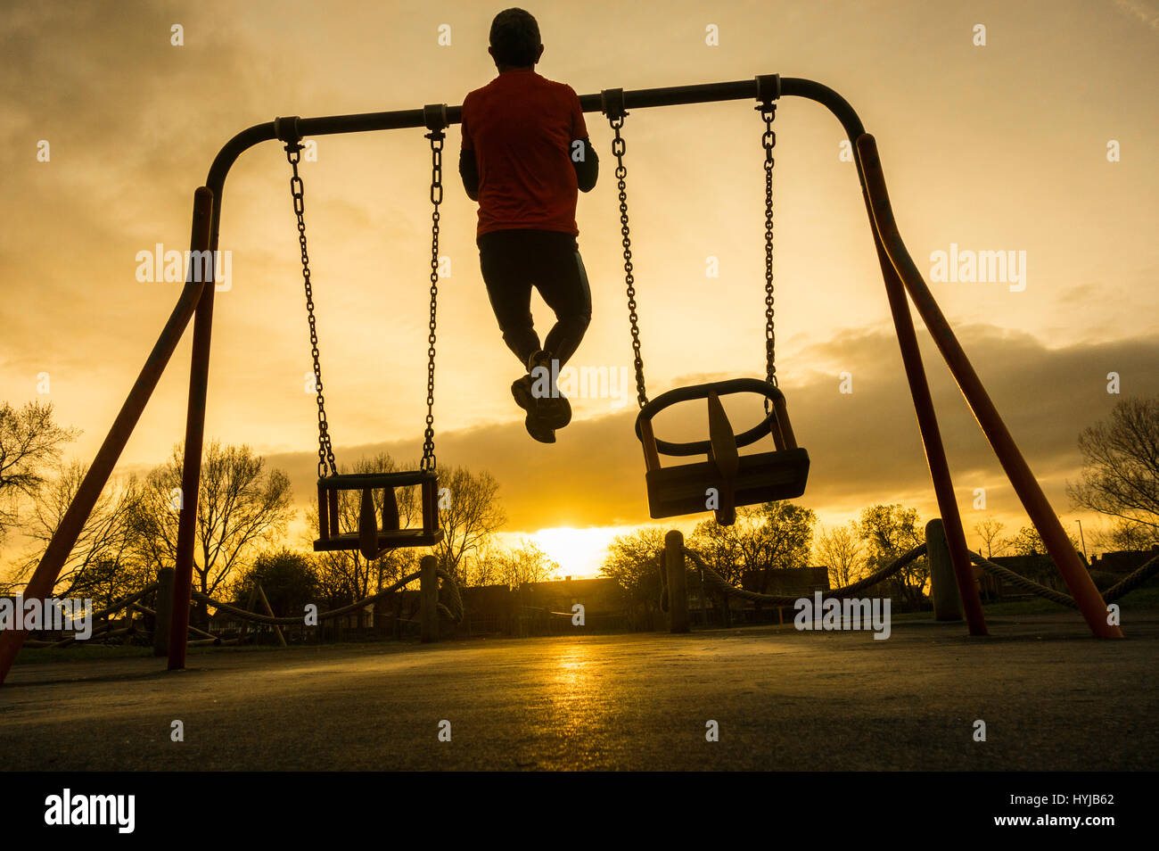 Billingham, Regno Unito. 5 apr, 2017. Meteo: un pareggiatore riscaldarsi in Whitefield park in Billlingham presso sunrise come pressione alta domina il Regno Unito meteo. Temperature in bassa 20's, (Celsius) sono previsioni per gran parte del Regno Unito nel corso del fine settimana. Credito: ALAN DAWSON/Alamy Live News Foto Stock