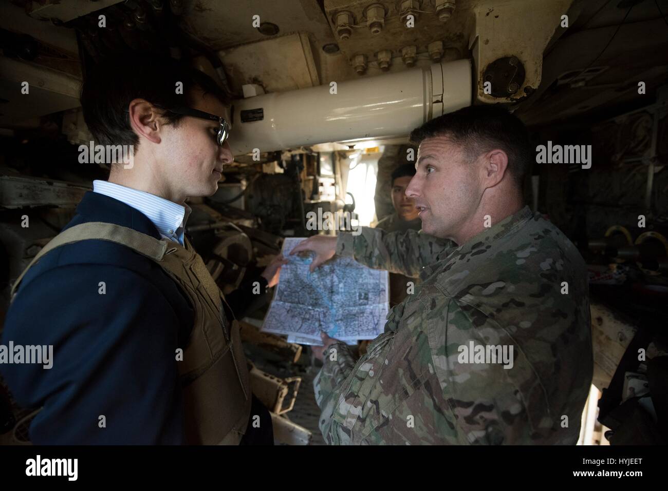 Qayyarah West, Iraq. 4 apr, 2017. Jared Kushner, Senior Advisor e genero di Presidente Trump, sinistra, riceve un briefing dal colonnello Patrick lavoro, diritto, comandante della brigata 2a, 82a Airborne Division, durante una visita ad un avanzamento base operativa Aprile 4, 2017 in vicino Qayyarah West, Iraq. Kushner accompagnato Joint Chiefs Presidente gen. Giuseppe Dunford in una visita in prima linea nella battaglia per la riconquista di Mosul da uno Stato islamico. Credito: Planetpix/Alamy Live News Foto Stock