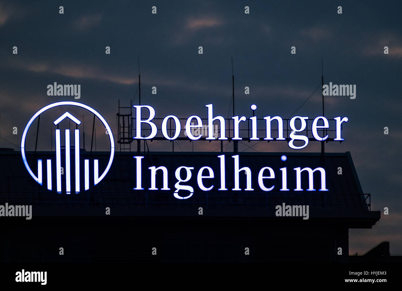 Ingelheim, Germania. 1 Aprile, 2017. Il lettering "Boehringer Ingelheim' visto presso la sede aziendale della società farmaceutica Boehringer Ingelheim in Ingelheim, Germania, 01 aprile 2017. Foto: Andreas Arnold/dpa/Alamy Live News Foto Stock