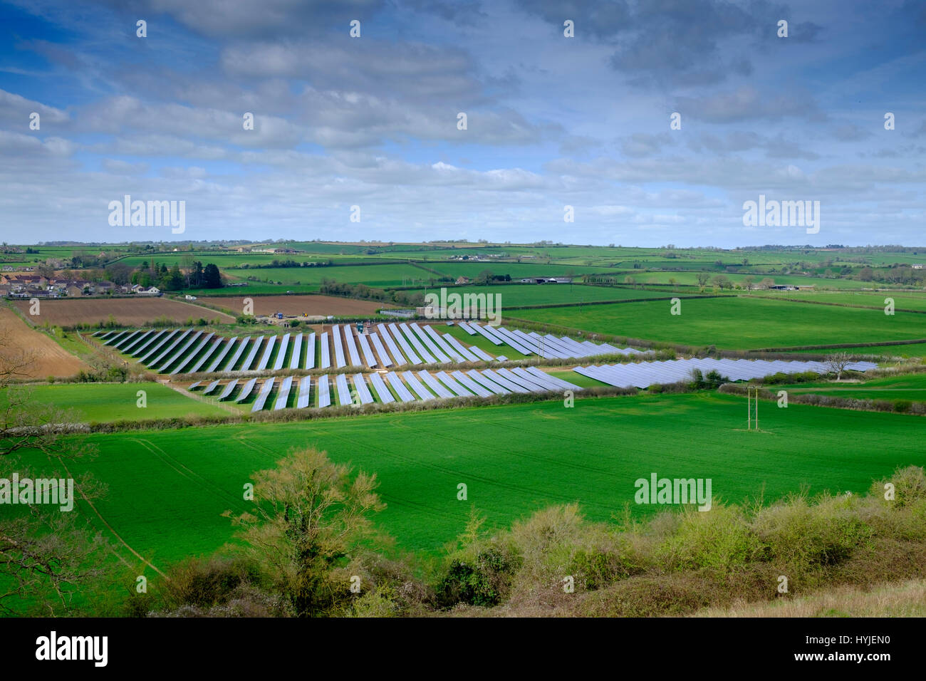 Milborne Port, Somerset, Inghilterra - industrializzazione della campagna. Un impianto fotovoltaico in costruzione tra i campi nel sole di primavera. Credito: David Hansford Fotografia/Alamy Live News Foto Stock