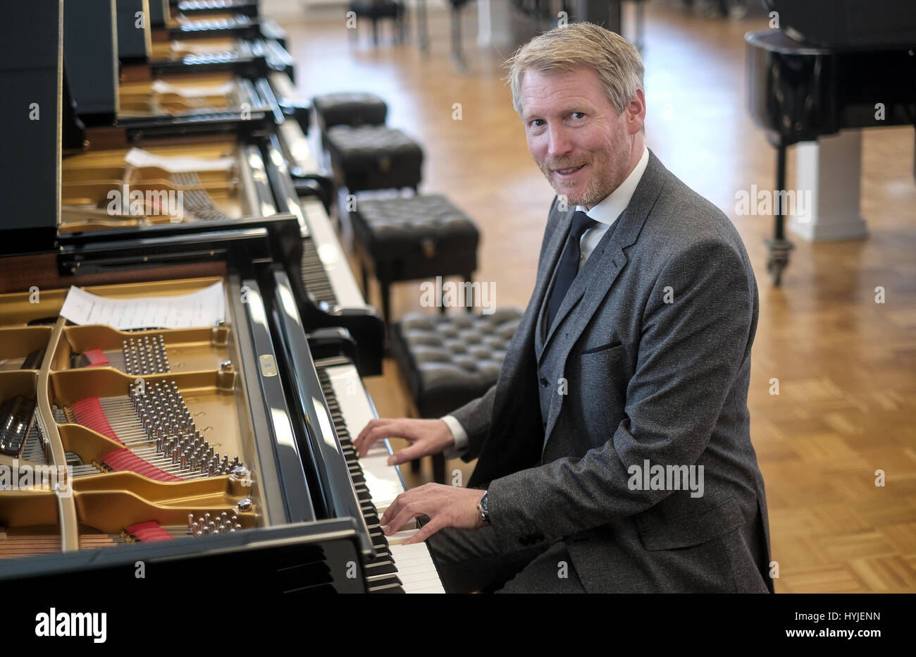 Guido Zimmermann, nuovo managing director presso la Steinway & Sons di  Amburgo, si siede a un pianoforte a coda presso lo showroom della società  ad Amburgo, Germania, 04 aprile 2017. La Steinway