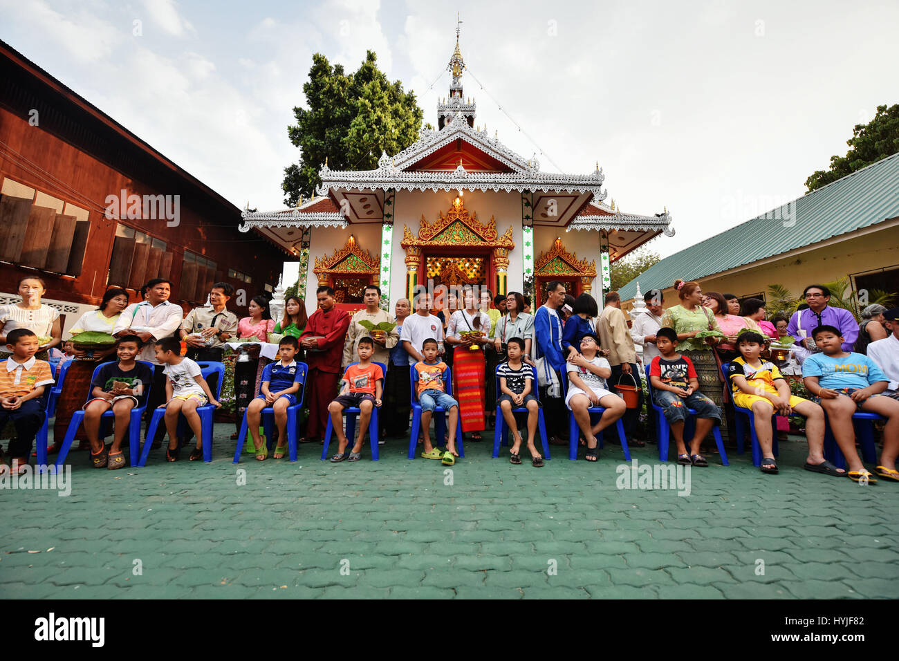 Mae Hong Son, Thailandia. 5 Aprile, 2017. Ragazzi seduti in un mezzo cerchio attendere di avere i loro capelli rasata all'inizio del poi cantato lungo monaco novizio rituali di ordinazione presso Wat Pang Lo nel nord della Thailandia del Mae Hong Son, Marzo 31, 2017. Considerato come uno dei più grandi momenti di un ragazzo in vita, poi hanno cantato a lungo monaco novizio rituali di ordinazione sono tenuti ogni anno dai popoli Shan, noto anche come il Tai Yai, che abitano principalmente in Myanmar e Thailandia del Nord. Credito: Xinhua/Alamy Live News Foto Stock