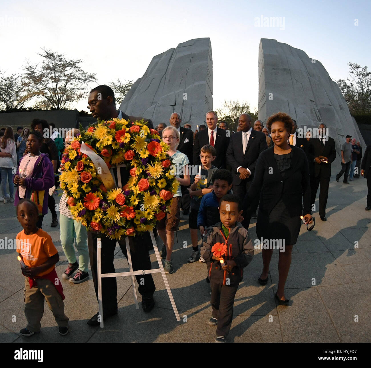 Washington DC, Stati Uniti d'America. Il 4 aprile 2017. Stati Uniti Il Segretario degli Interni Ryan Zinke e Memorial Foundation CEO Harry Johnson Suor durante una ghirlanda di cerimonia di posa e veglia a lume di candela presso il Martin Luther King Jr. Memorial Aprile 4, 2017 a Washington, DC. L'evento segna il 49esimo anniversario dell assassinio del re. Credito: Planetpix/Alamy Live News Foto Stock