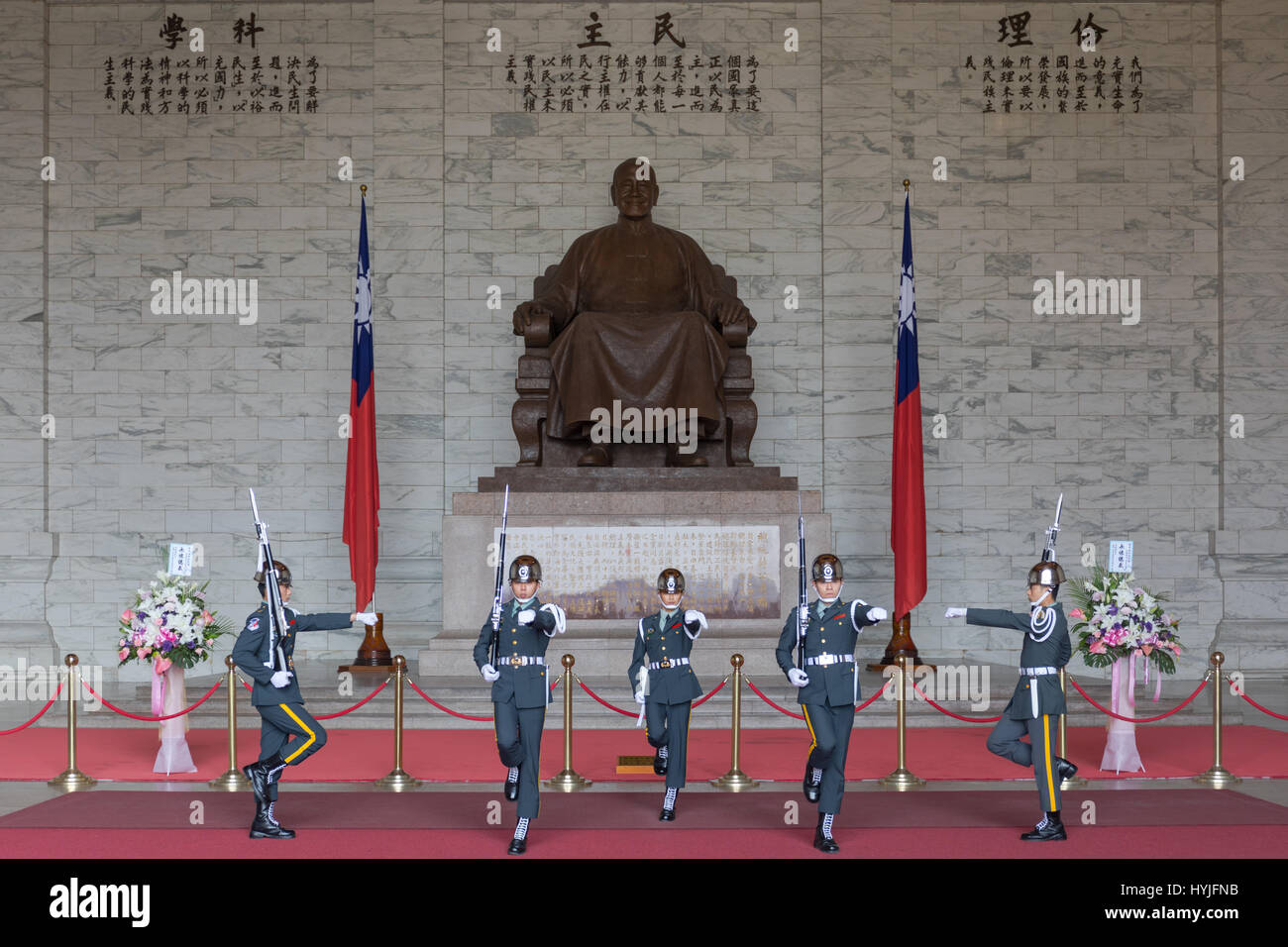 Taipei, Taiwan. 5 aprile, 2017. cinque membri della guardia d'onore a Chiang Kai-shek Memorial Hall di Taipei, Taiwan, eseguire la cerimonia del cambio della guardia mercoledì 5 aprile. Taiwan il ministero della Cultura ha recentemente annunciato che sta lavorando su un progetto di modifica della legge organizzazione nazionale di Chiang Kai-shek Memorial management office come il ministero mira a trasformare la costruzione in una struttura a promuovere la cultura e l'arte. Credito: perry svensson/alamy live Foto Stock