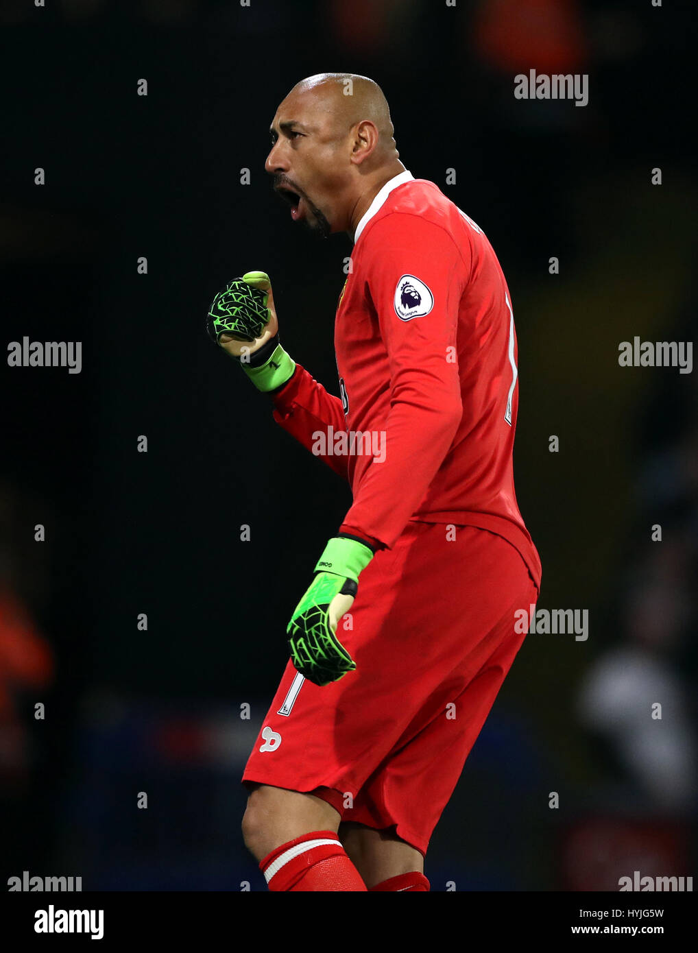 Watford portiere Heurelho Gomes celebra il suo lato del primo obiettivo durante il match di Premier League al Vicarage Road, Watford. Foto Stock