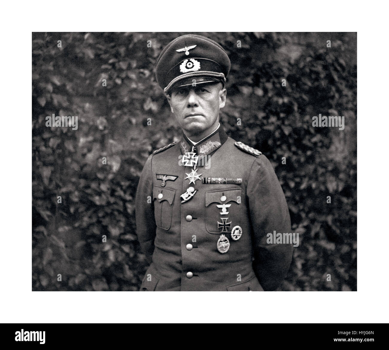 Maresciallo di Campo ROMMEL Guerra Mondiale 2: Erwin Rommel in uniforme che indossa il tedesco della croce di ferro medaglia nella foto poco prima della sua "suicide' Ott 1944 ha servito come maresciallo di campo in la Wehrmacht della Germania nazista durante la Seconda Guerra Mondiale. Considerata da molti la lotta con onore nella faccia del nazismo Foto Stock