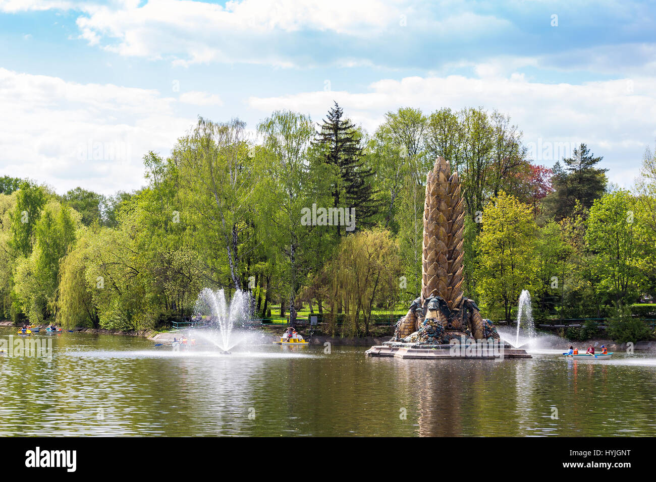 Mosca - 8 Maggio 2016: "d'Oro" Spike-Head fontana alla fiera delle conquiste dell'economia nazionale (VDNH). È stato costruito nel 1954 Foto Stock