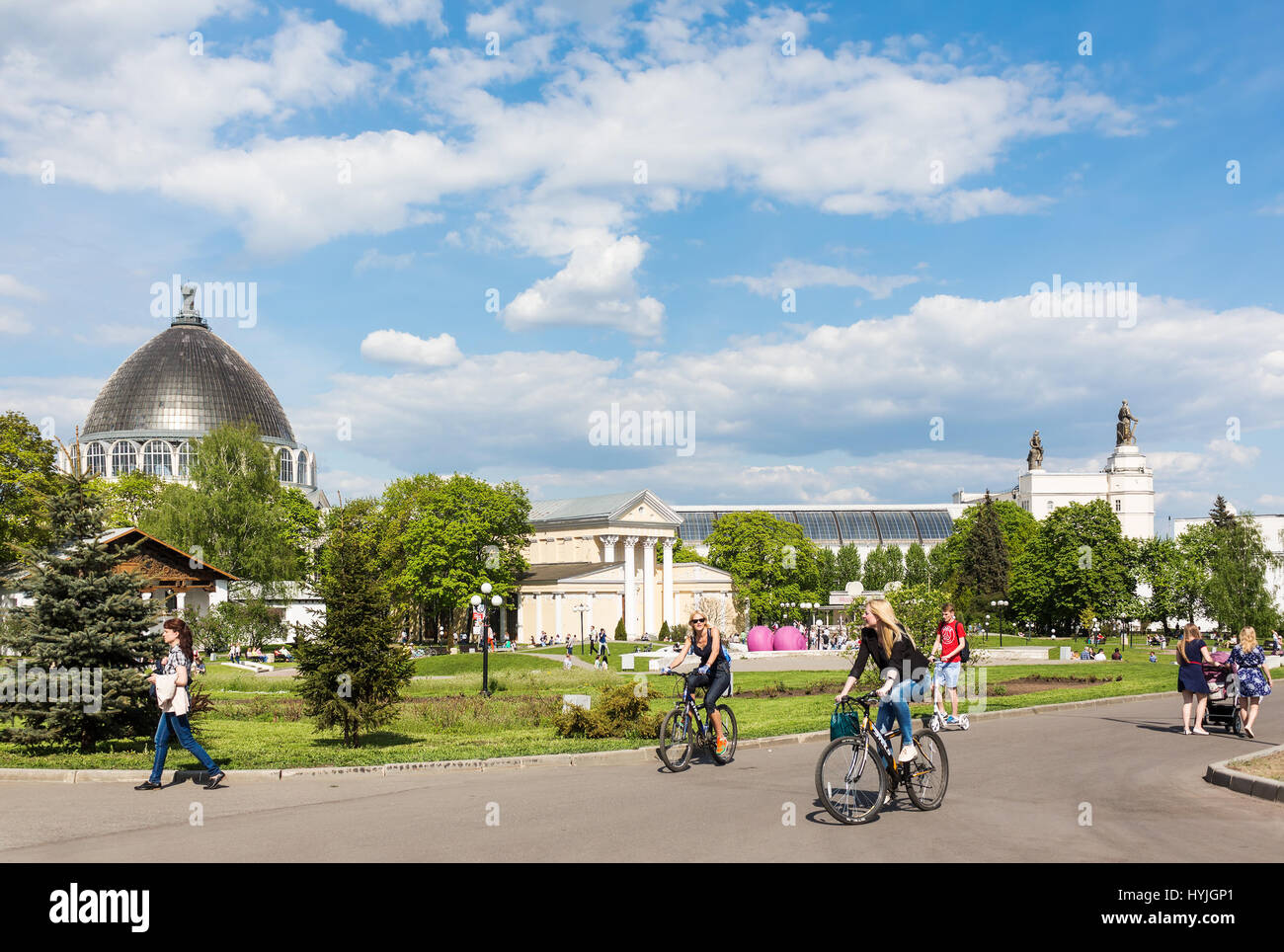 Mosca - 8 Maggio 2016: i giovani a piedi e in bicicletta al parco VDNKh complesso. È stato costruito in tempi sovietici come esposizione di risultati Foto Stock