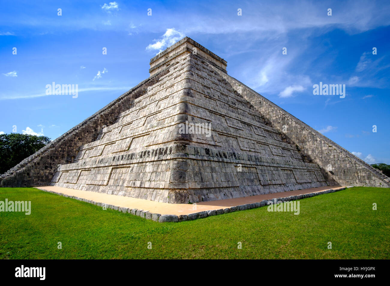 Vista in dettaglio della famosa piramide Maya (una delle sette meraviglie del mondo) in Chichen Itza, Messico Foto Stock