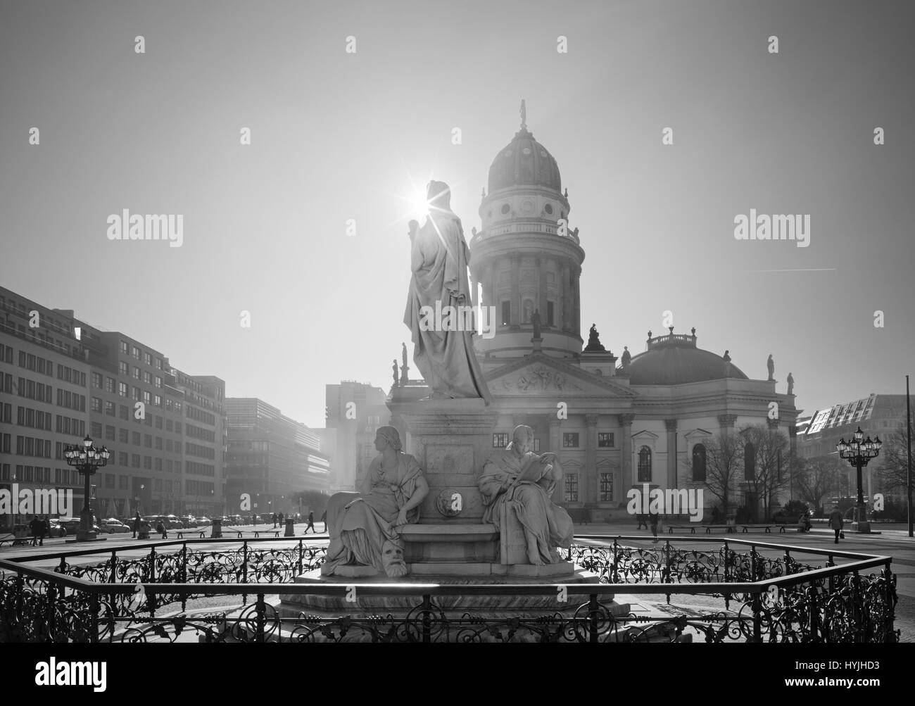 Berlino, Germania - Febbraio 13, 2017: la chiesa Deutscher Dom e il memoriale di Friedrich Schiller sulla piazza Gendarmenmarkt. Foto Stock