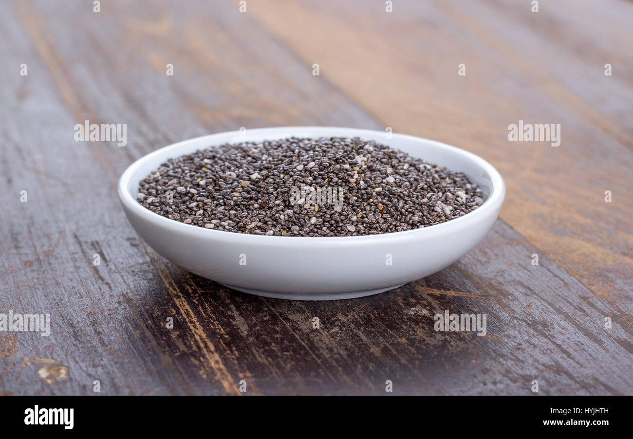 Piatto di porcellana con semi di Chia Foto Stock