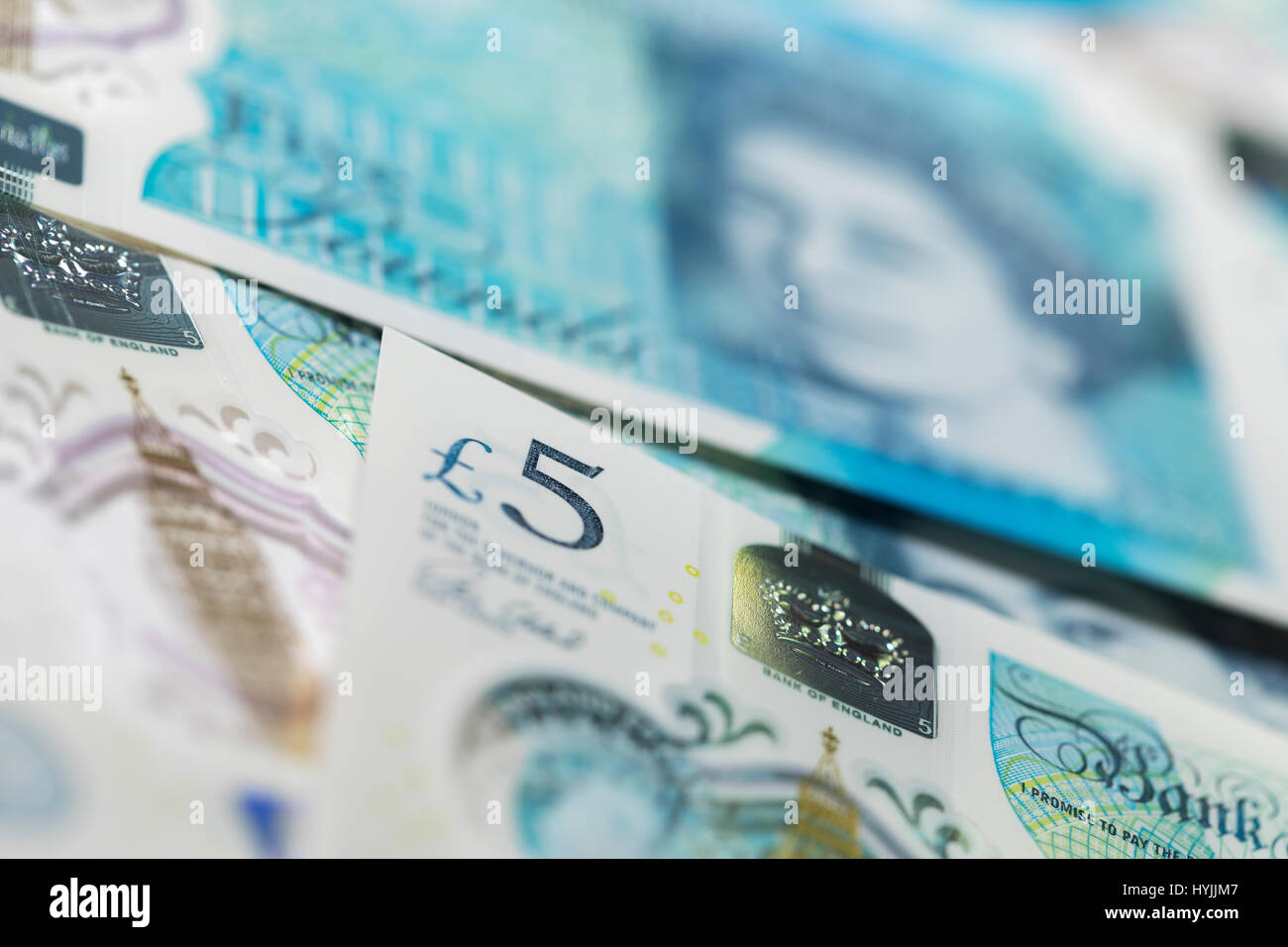 Valuta britannica close up - pila di nuovo polimero cinque Pound note, Sterling, contanti Foto Stock