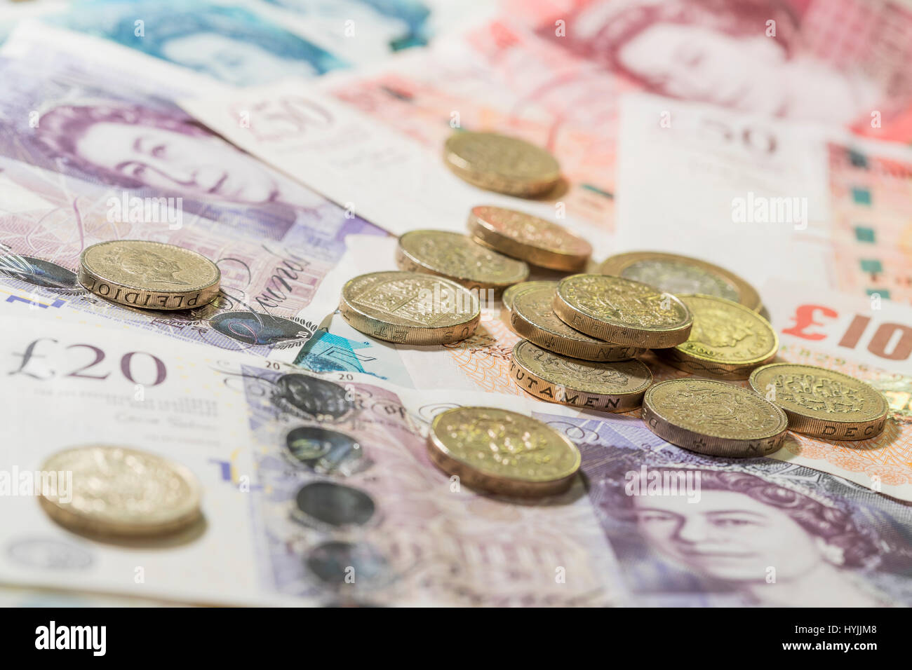 Valuta britannica close up - varie banconote e monete, Sterling, libbre, contanti Foto Stock