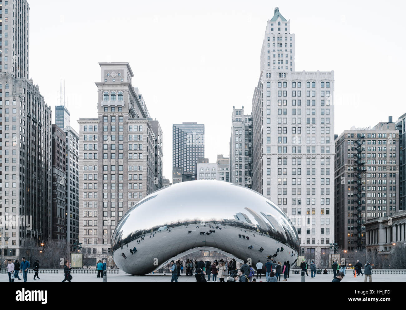 Il Cloud Gate è un pubblico scultura di Indiano-nato artista britannico Anish Kapoor, si siede nel Millennium Plaza Foto Stock